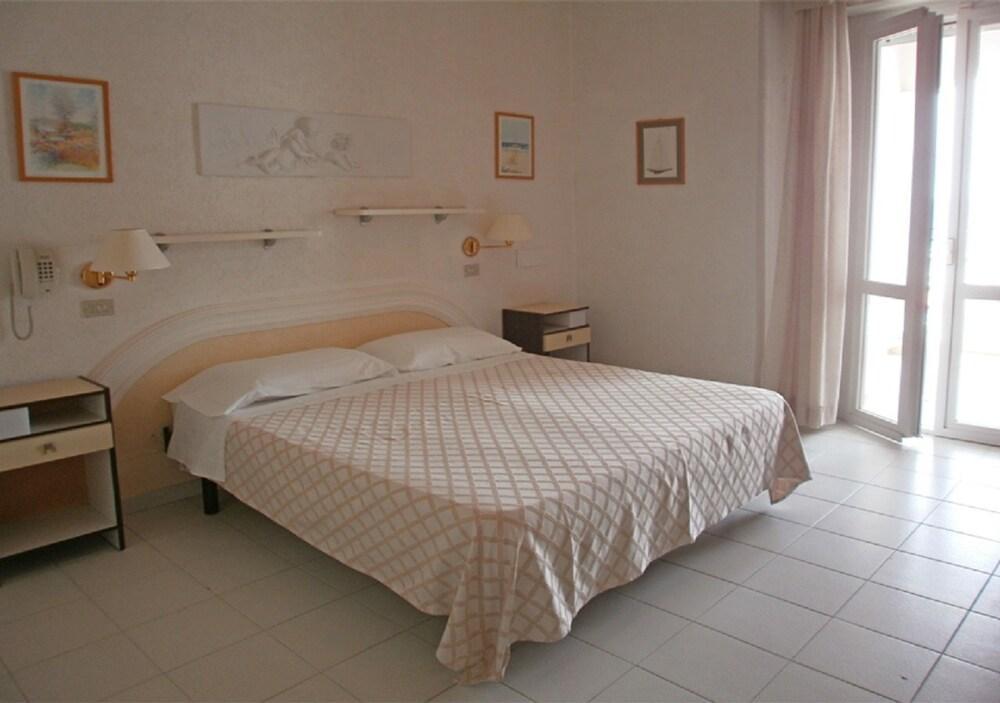 Hotel Continental كاتوليكا المظهر الخارجي الصورة